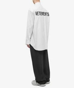 VETEMENTS Back Logo Shirt -Outlet Sweaters Store 26 01 2023 JD UE63SH191W m9 1