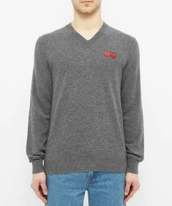 Comme Des Garçons Play Comme Des Garcons Play Double Heart V-Neck Jumper 7 Comme Des Garçons Play Comme Des Garcons Play Double Heart V-Neck Jumper -Outlet Sweaters Store 27 02 2020 commedesgarcons playdoubleheartv neckjumper grey p1n056 3 jd m1