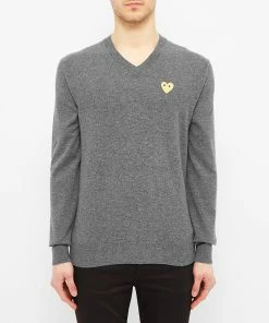 Comme Des Garçons Play Comme Des Garcons Play Gold Heart V-Neck Jumper -Outlet Sweaters Store 27 02 2020 commedesgarcons playgoldheartvneckjumper grey p1n048 3 gh m1